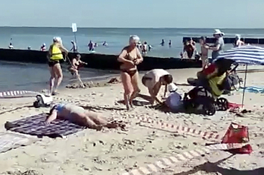 Попытка россиянки занять место на пляже возмутила пользователей