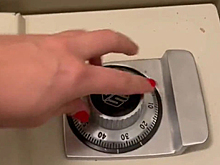 Женщина решила пропылесосить новый дом и нашла под ковром потайной сейф