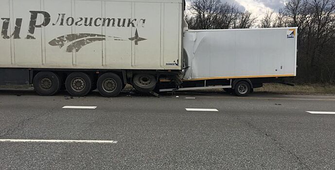 Погиб человек: под Миллерово грузовик врезался в тягач