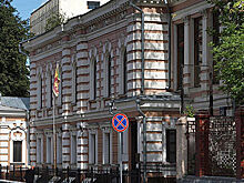 Москвичи несут цветы к посольству Шри-Ланки
