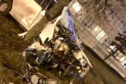 На Свердловской набережной водитель Volkswagen влетел в дерево