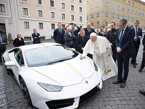 Папа римский продает Lamborghini