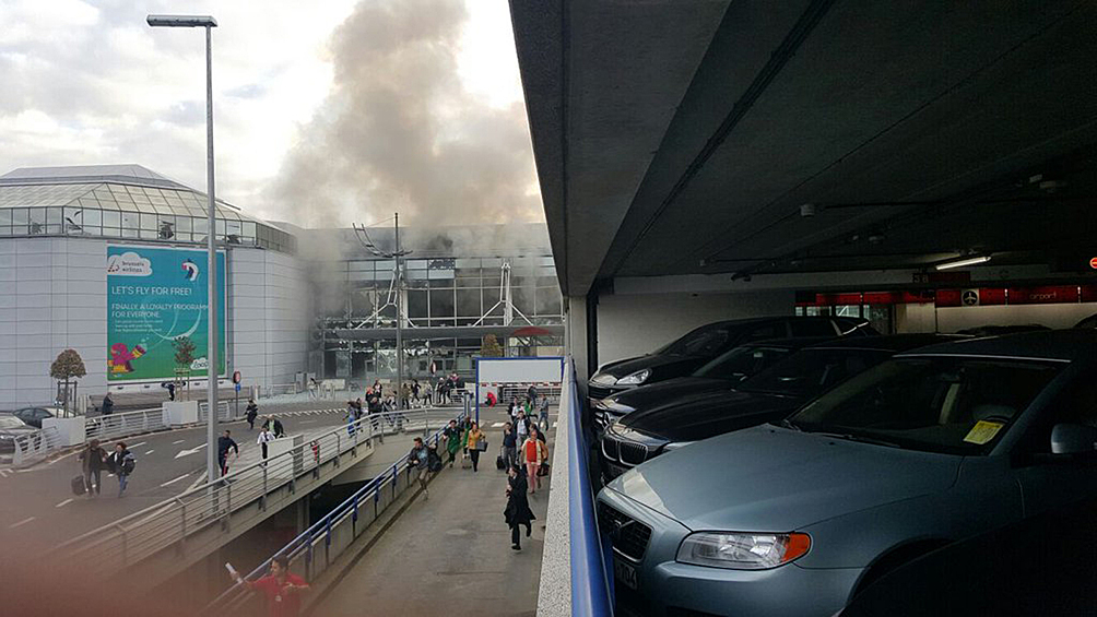 Число погибших в результате двух взрывов в аэропорту в бельгийской столице выросло до 17 человек, сообщает ТАСС со ссылкой на представителя группы спасателей на месте происшествия
