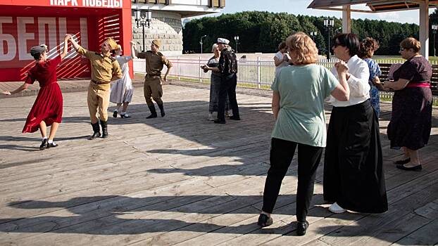 Танцевальная ретроплощадка открылась около Музея Победы
