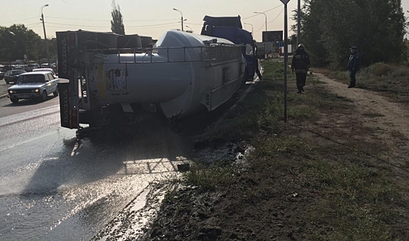 В Волгограде перевернулась автоцистерна с 30 тоннами цемента