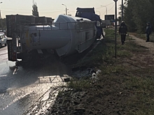 В Волгограде перевернулась автоцистерна с 30 тоннами цемента
