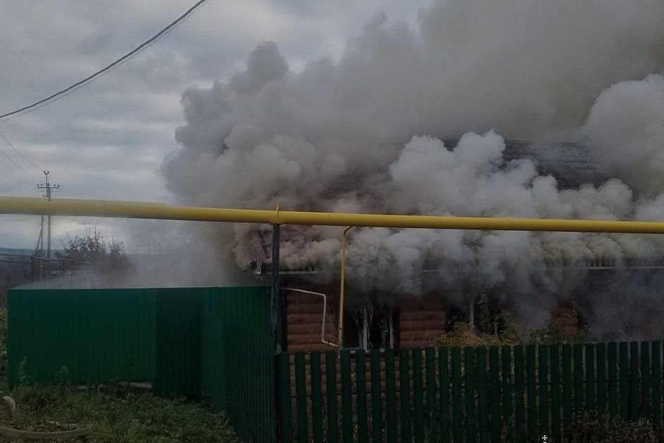 В Заинске загорелся дом: пожарные Татарстана спасли многодетную семью