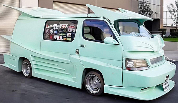 Из фургона Toyota Hiace сделали экстремальный гоночный автомобиль