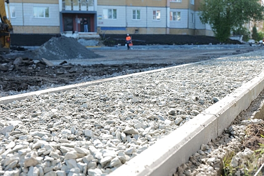 Власти рассказали о ходе ремонта двора на Ленинградском в Кемерове