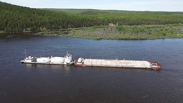 Население предостерегли от использования воды из Лены из-за утечки топлива после аварии