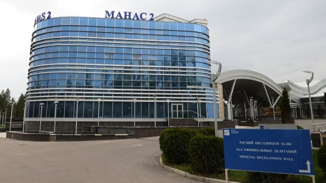 В аэропорту Бишкека объяснили наличие их пропуска у сбитого в Судане российского летчика