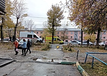 В Новосибирске автомобиль скорой помощи насмерть сбил ребенка на тротуаре