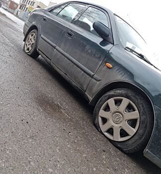 В Таганроге два автомобиля лишились колес из-за глубокой ямы на дороге