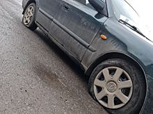 В Таганроге два автомобиля лишились колес из-за глубокой ямы на дороге