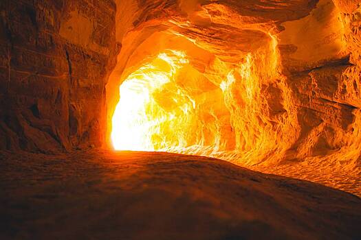 Мужчина застрял в пещере и увидел ангелов с демонами