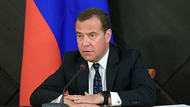 Медведев поручил подготовить предложения по борьбе с пожарами в регионах