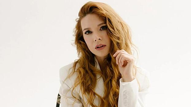 Наталья Подольская поделилась забавным видео с сестрой-двойняшкой в бикини без бретелей