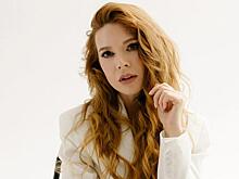 Наталья Подольская поделилась забавным видео с сестрой-двойняшкой в бикини без бретелей