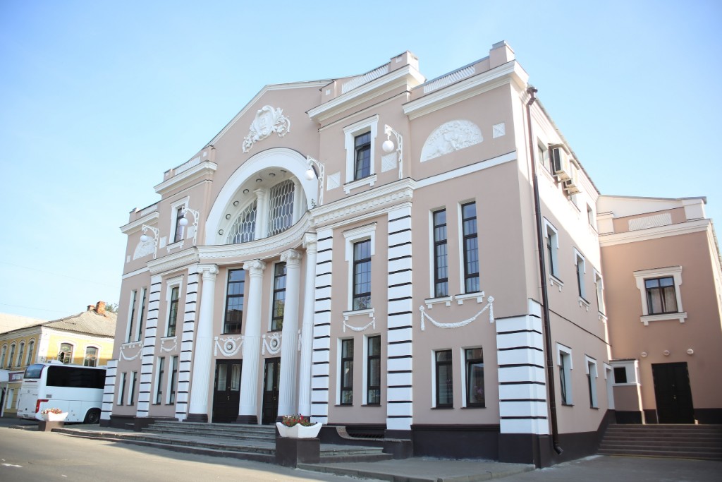 Глава Тамбовской области Максим Егоров поздравил Мичуринский драмтеатр с юбилеем