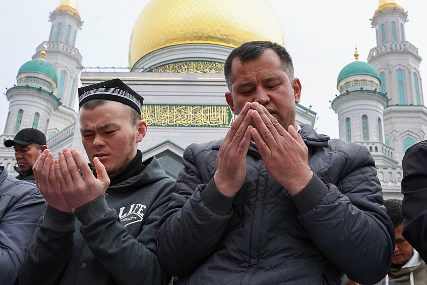Мусульмане во время торжественного намаза по случаю праздника Ураза-байрам у Соборной мечети, 10 апреля 2024 года