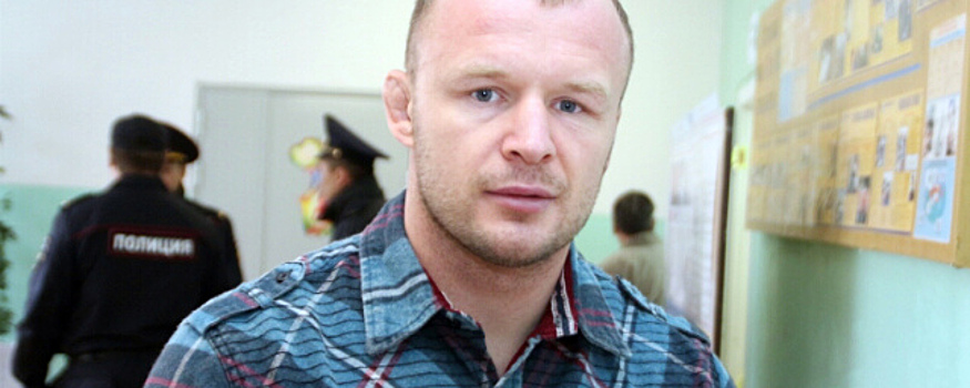 Избирательный участок в Омске посетил известный боец Александр Шлеменко