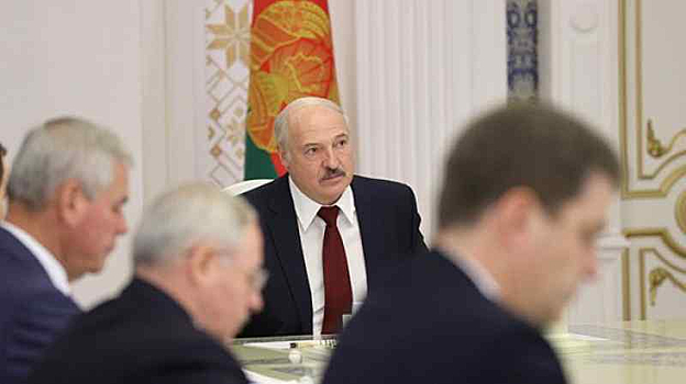 Лукашенко предложил «не париться» из-за COVID-19, потому что «болезнь в голове»
