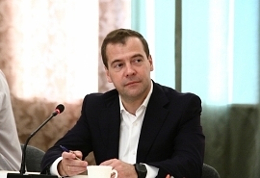 Медведев поручил Минтрансу применить опыт Московской области при ремонте дорог в Омске