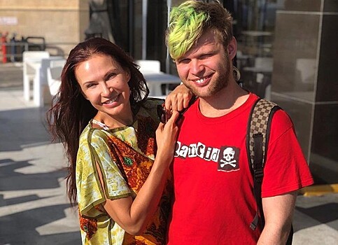 Зеленые волосы и яркая футболка: Эвелина Бледанс показала редкое фото с 24-летним сыном