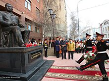 В День Республики установлена традиция возложения цветов к памятнику Василию Никифорову-Кюлюмнюру