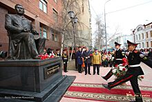 В День Республики установлена традиция возложения цветов к памятнику Василию Никифорову-Кюлюмнюру