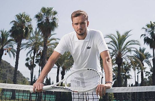 Медведев показал свою новую стильную ракетку