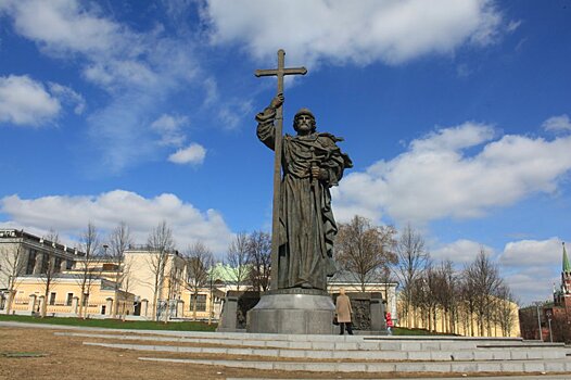Памятник князю Владимиру в Москве помыли впервые после зимы