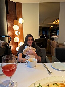 Карина Истомина поделилась свежим фото с новорожденной дочерью от Федора Смолова: «Первый выход в ресторан»