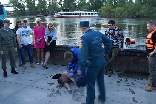 Прохожие спасли мужчину, спрыгнувшего с Моста влюбленных в реку