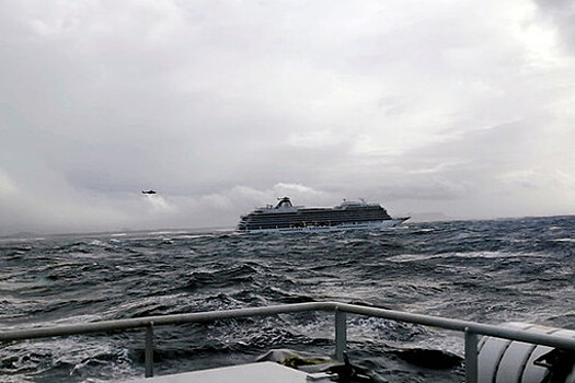 С терпящего бедствие норвежского судна Viking Sky эвакуированы почти 400 человек