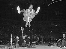 Великий прыгун в длину, установивший рекорд мира, продал свою медаль