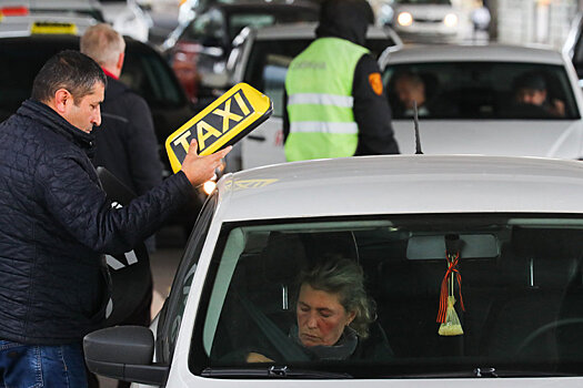 В Петербурге таксист домогался до пассажирки