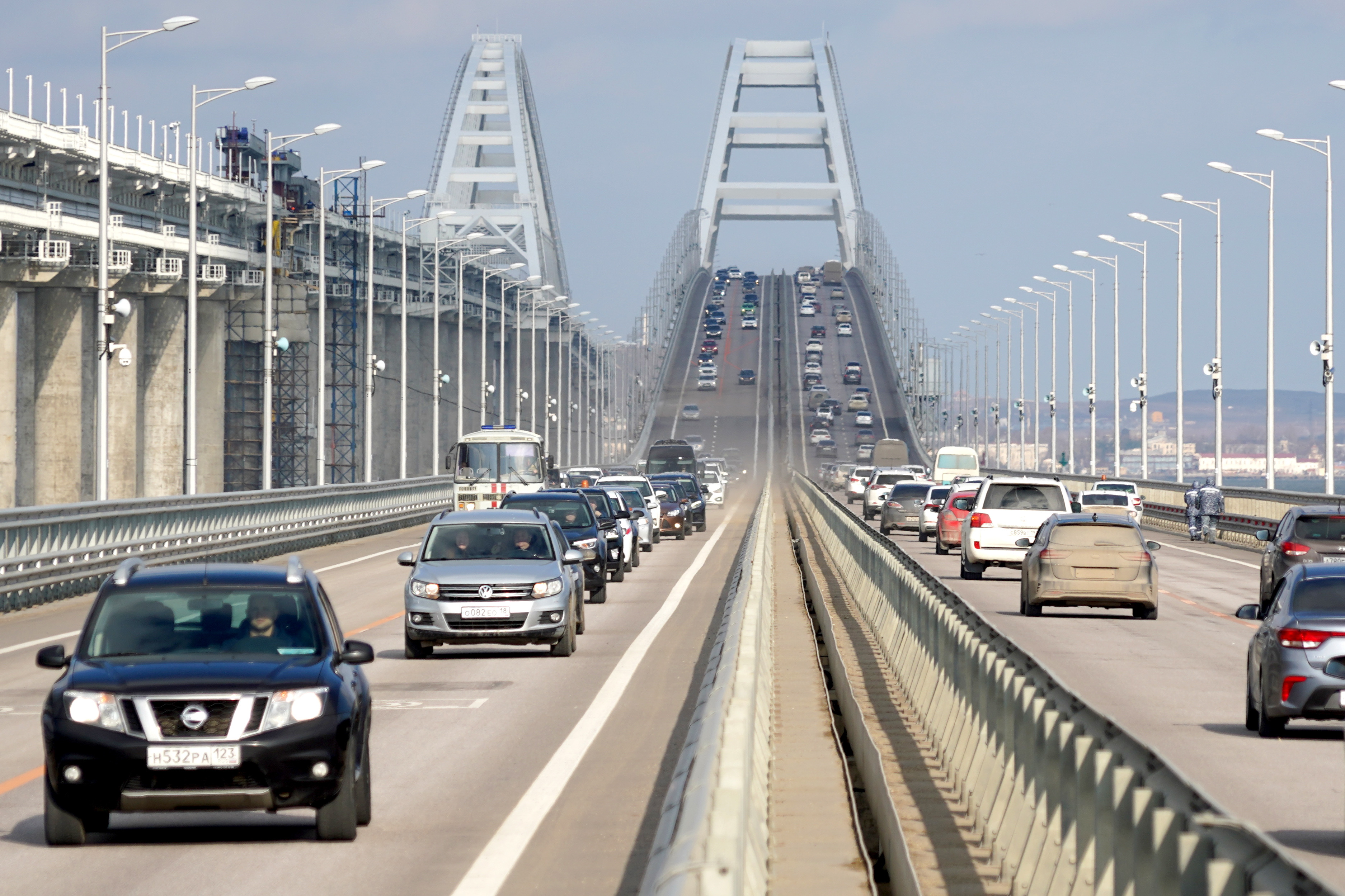 В очередях к Крымскому мосту скопилось около 700 машин