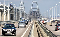 В очередях к Крымскому мосту скопились сотни машин