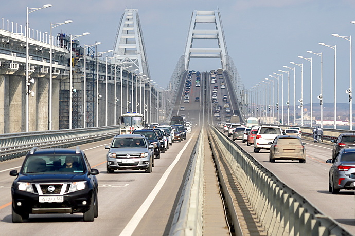 В очередях к Крымскому мосту скопились сотни машин