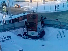 Мусоровоз врезался в пассажирский автобус и снес забор на Сахалине
