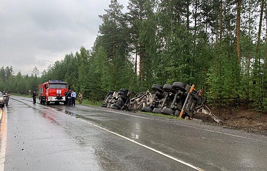 Под Режом фура перевернулась на затяжном повороте, водитель погиб