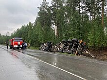 Под Режом фура перевернулась на затяжном повороте, водитель погиб