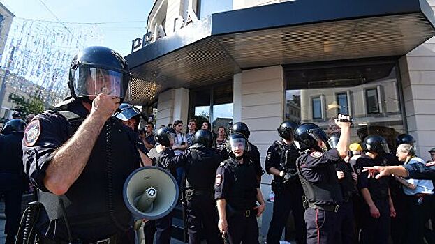 Генпрокуратура и МВД проверили действия своих сотрудников на митингах