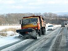 Дорожная техника работает в Приморье с утра