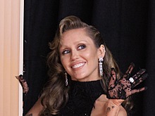 Майли Сайрус снялась в мини-юбке для рекламы косметического бренда