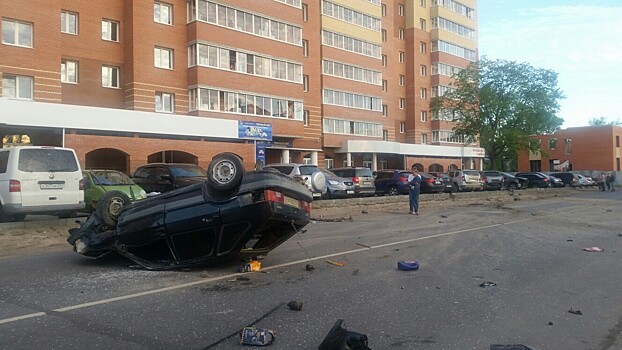 Ночной гонщик в Соломбале задел пять припаркованных автомобилей и перевернулся