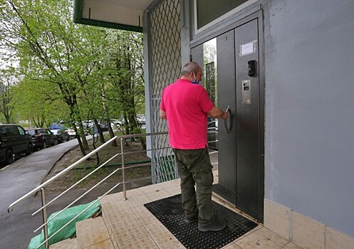 Жительница Ясенева добилась установки табличек с номерами квартир