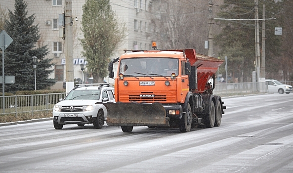 Более 30 спецмашин чистят улицы Волгограда от гололеда