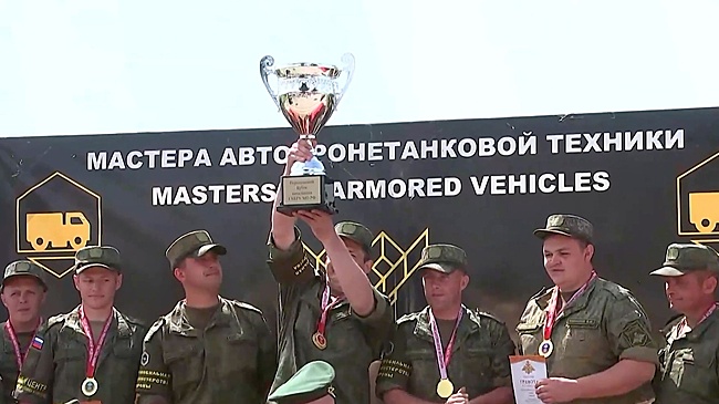 В Нахабино наградили лучших военнослужащих-водителей